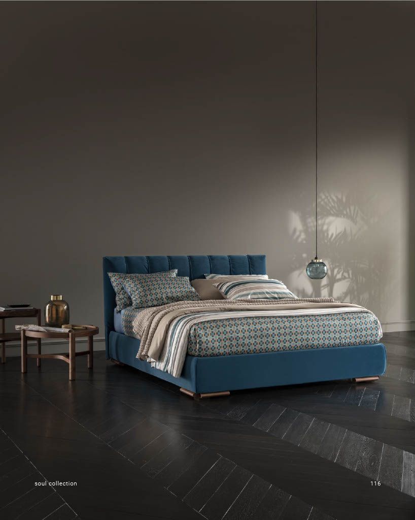 Creta è un letto dalla linea moderna che ha nella grande sensazione di comodità e accoglienza il suo punto di forza. La confezione con piping in contrasto ne disegna le forme in modo contemporaneo.