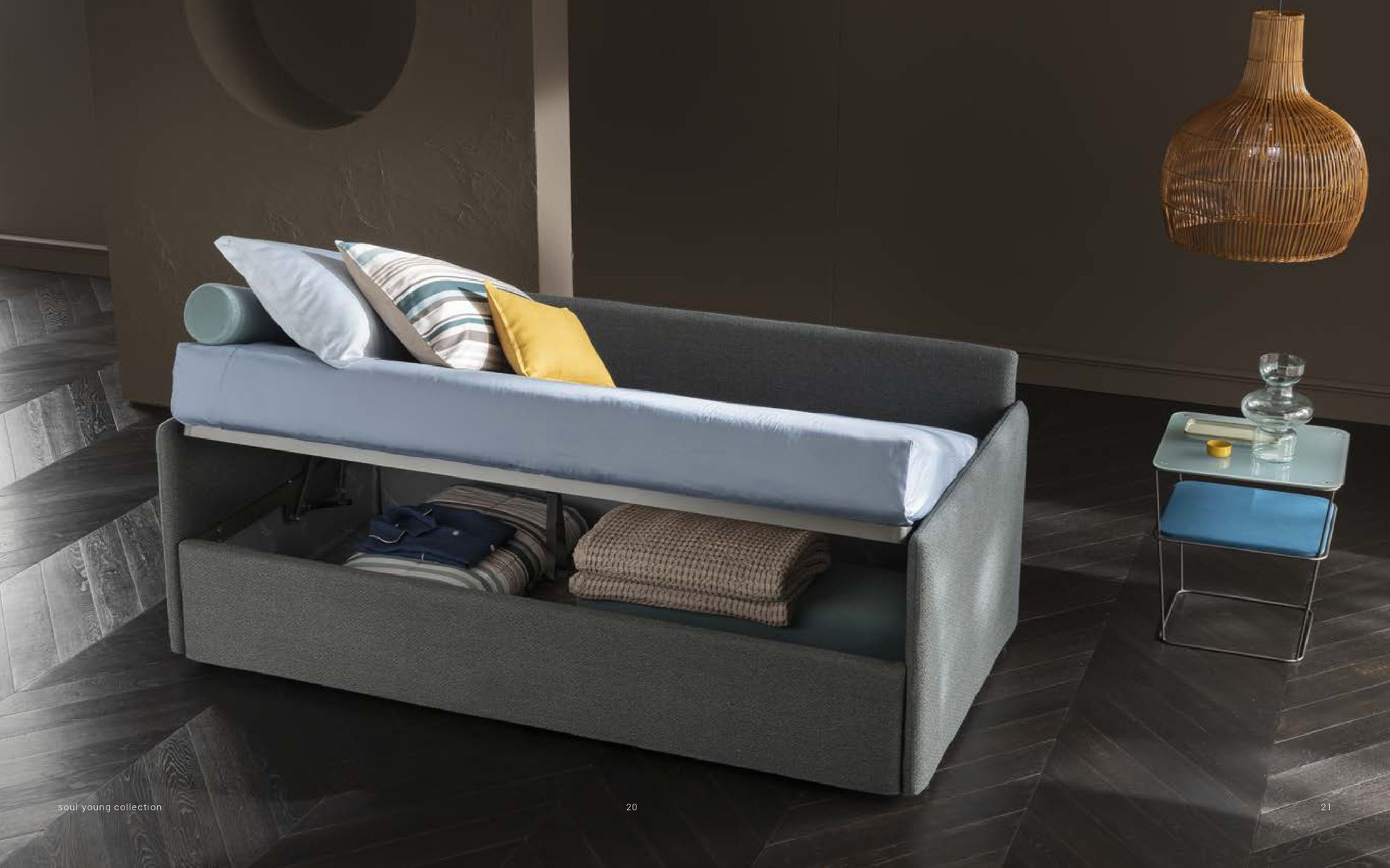Tra le molteplici soluzioni per configurare il programma Teddy la versione sicuramente più contemporanea è quella angolare alta, dove il design pulito e razionale è sottolineato e impreziosito dalla lavorazione con piping in contrasto. Il contenitore Bauletto, facilmente accessibile, è la soluzione ideale per ottimizzare gli spazi.