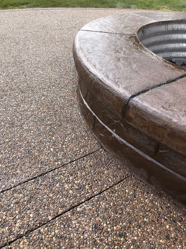 A fire pit is sitting on top of a concrete patio.