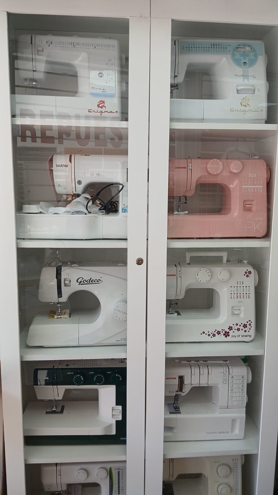 Máquinas de coser, overlock y accesorios organizados