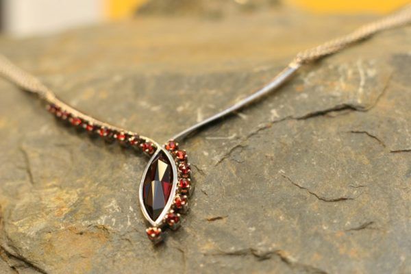 Zilveren collier met granaten