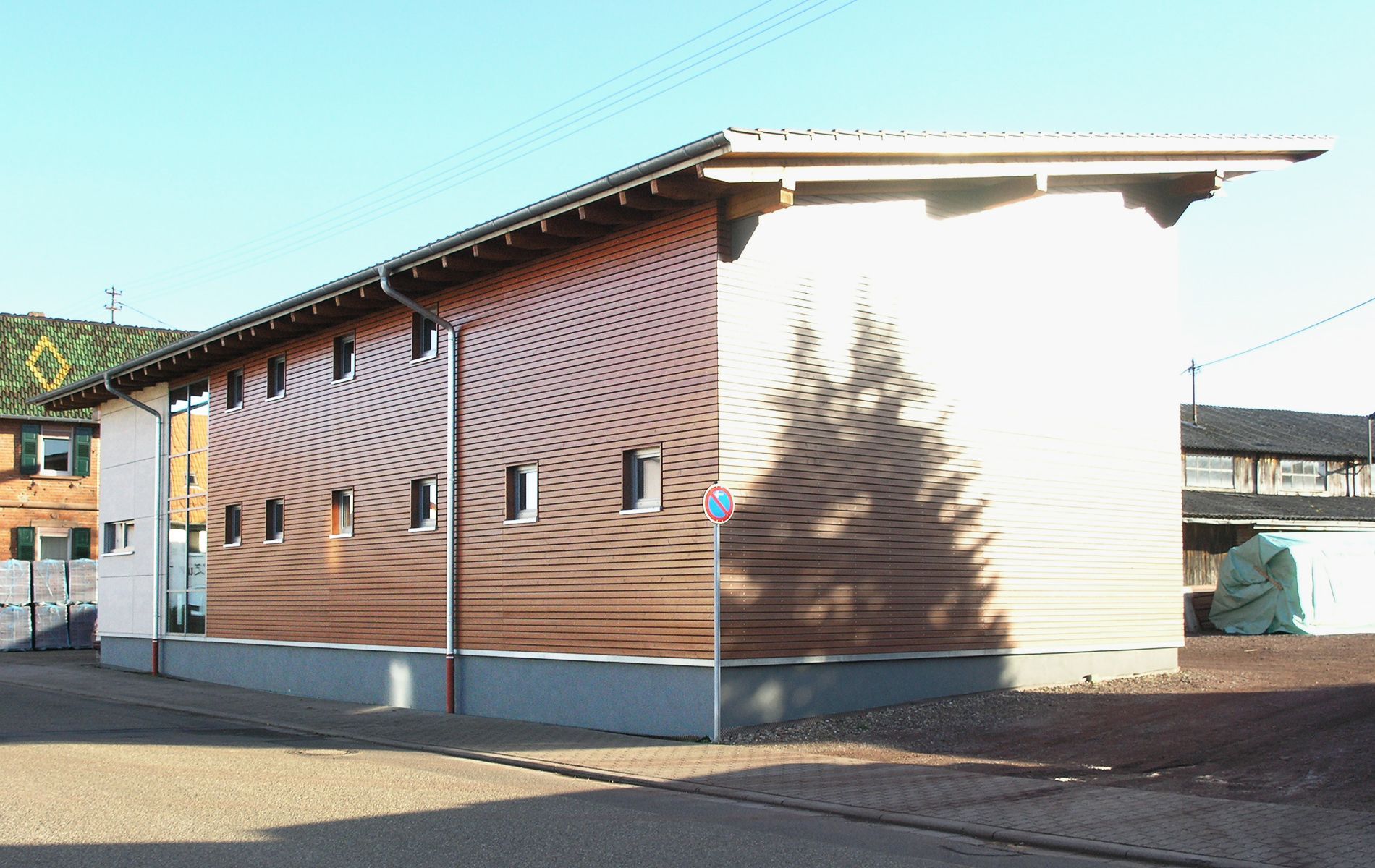 Das neue Bürogebäude von der Straßenseite aus fotografiert.