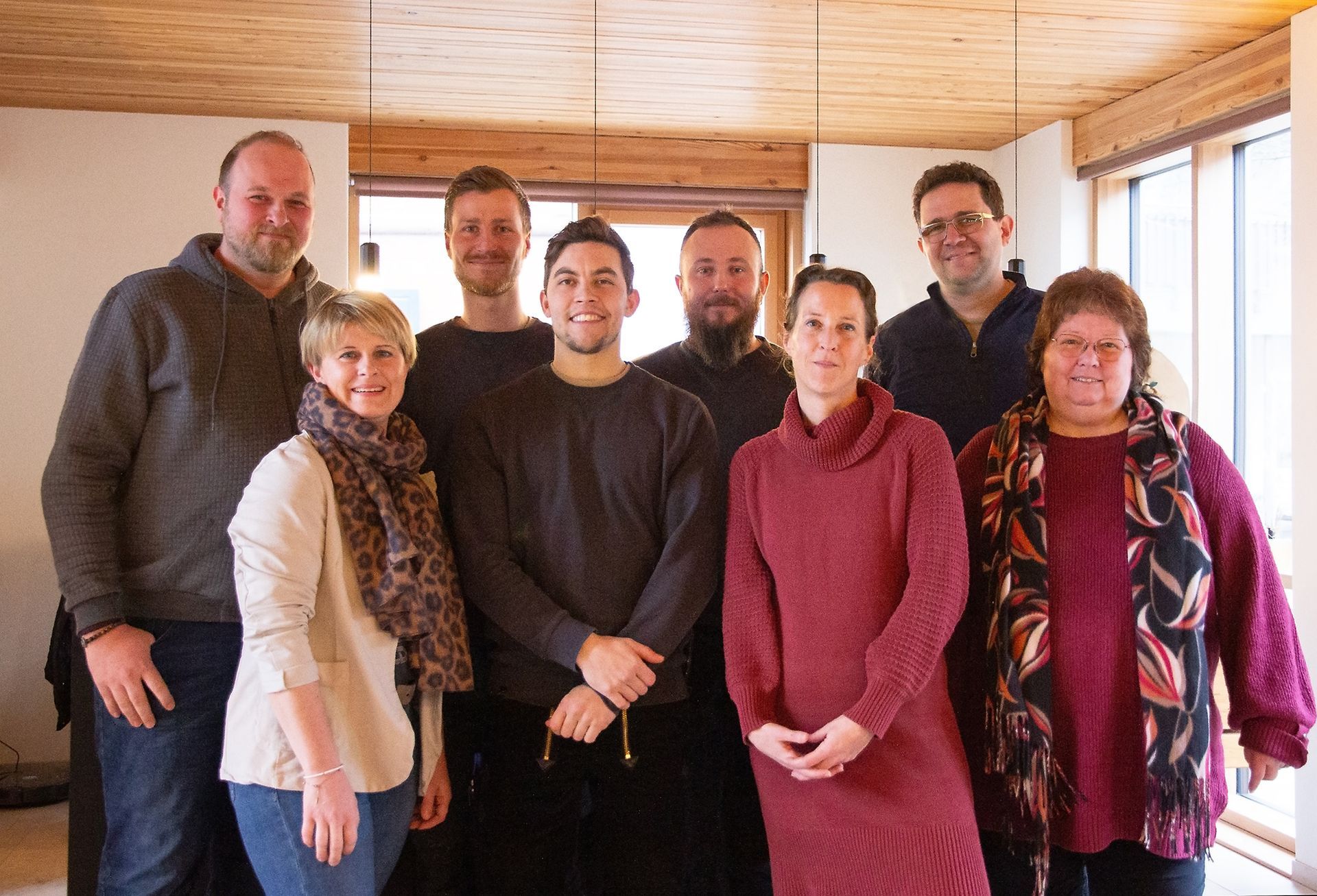 Ein Gruppenbild des Büroteams. Es sind 5 Männer und 3 Frauen zu sehen.