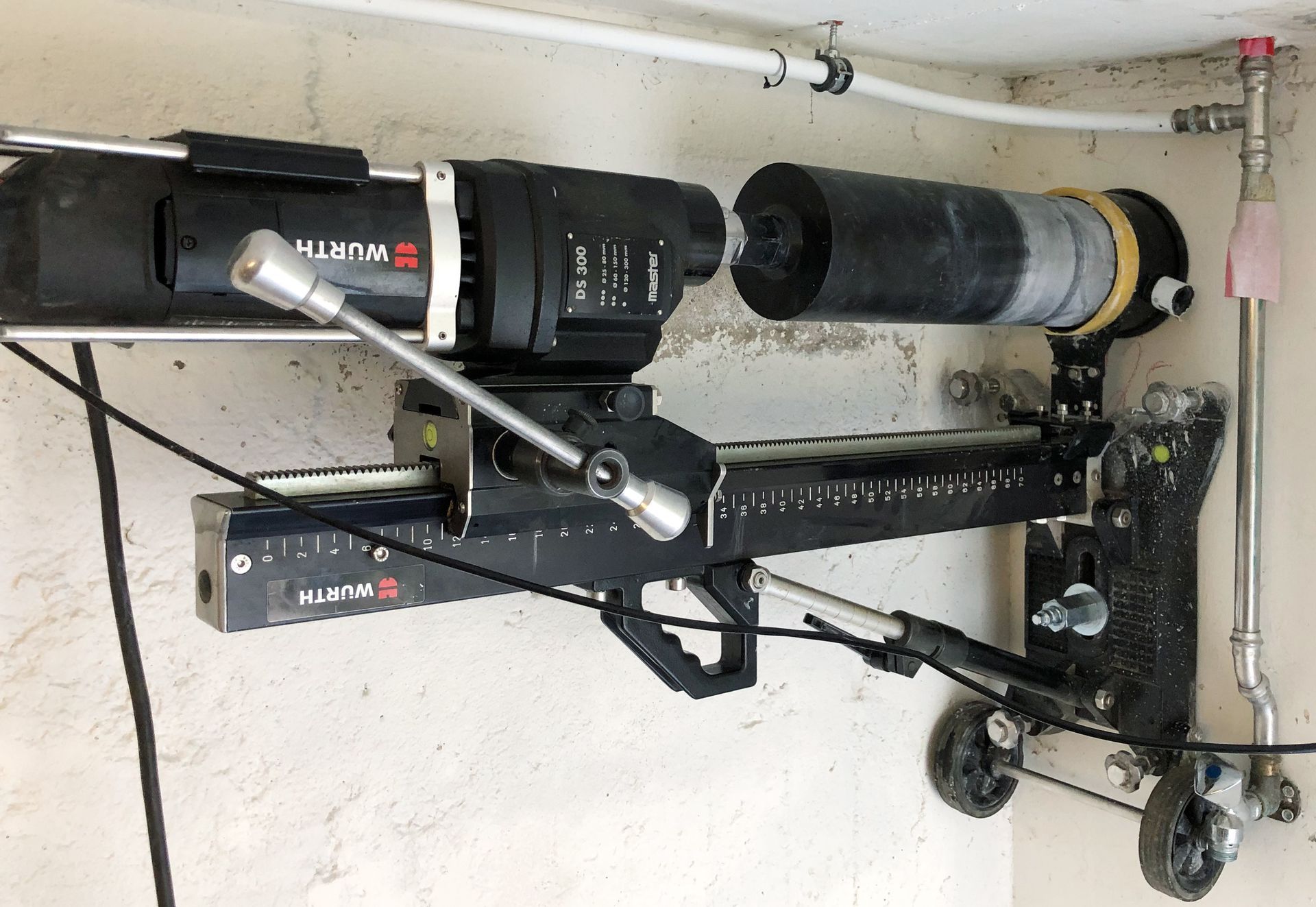 Eine Aufnahme der Maschine zur Anwendung der Betonbohrtechnik