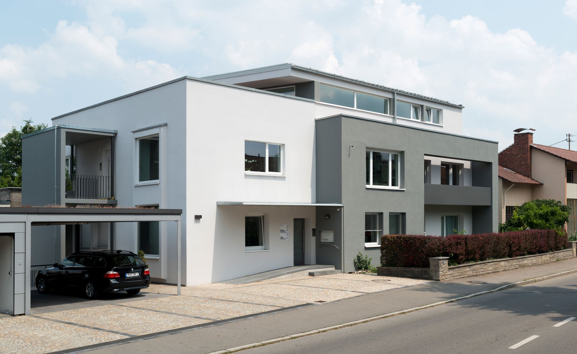 Weiß-Graues Mehrfamilienhaus in moderner Bauweise