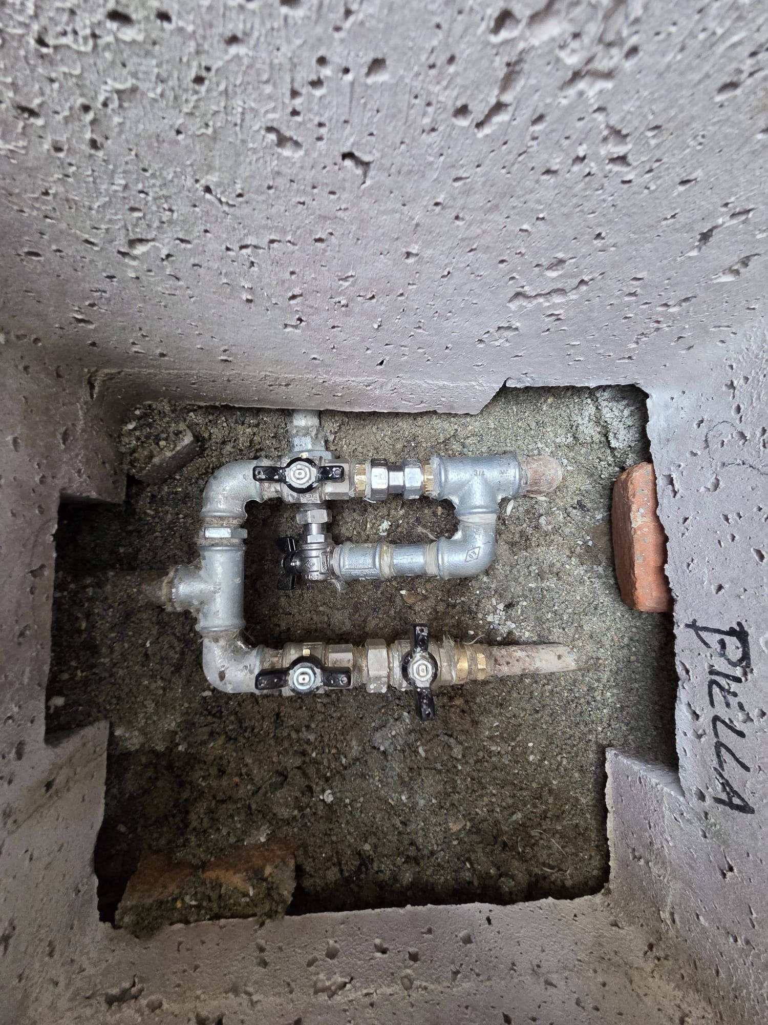 Intercapedine a muro aperta con tubature
