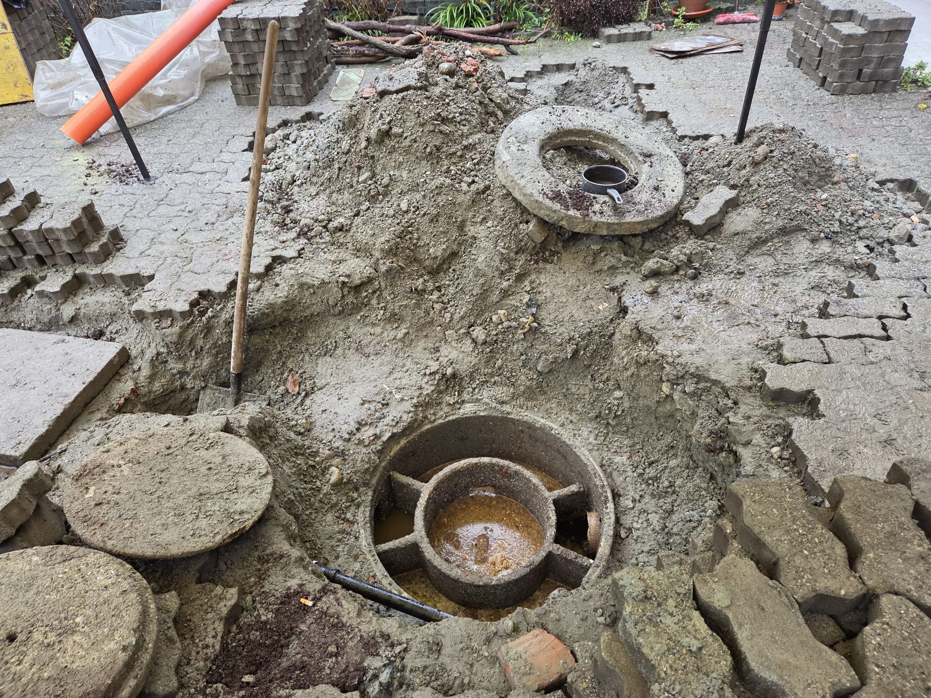 Cantiere edile con tombino danneggiato
