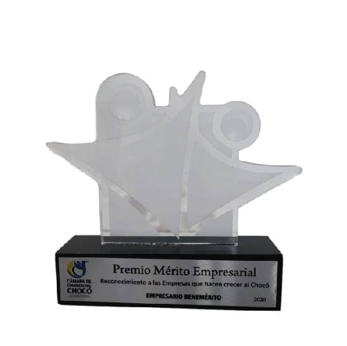 Transparent trophy with black base labeled “Premio Mérito Empresarial” on a white background