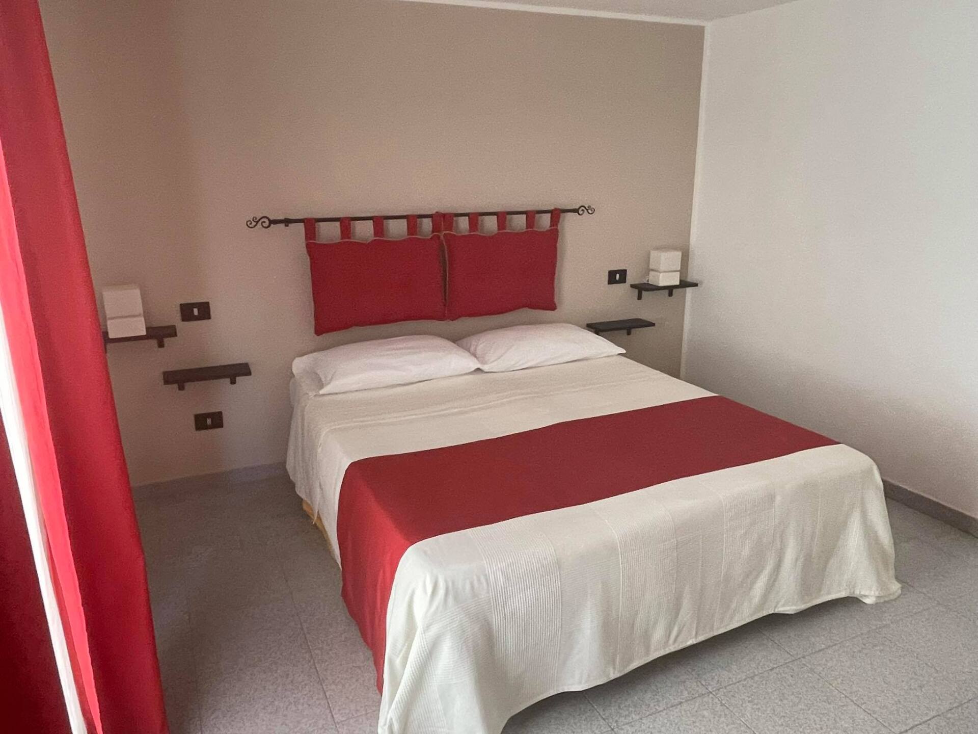 camera B&B Camaria rossa con letto matrimoniale