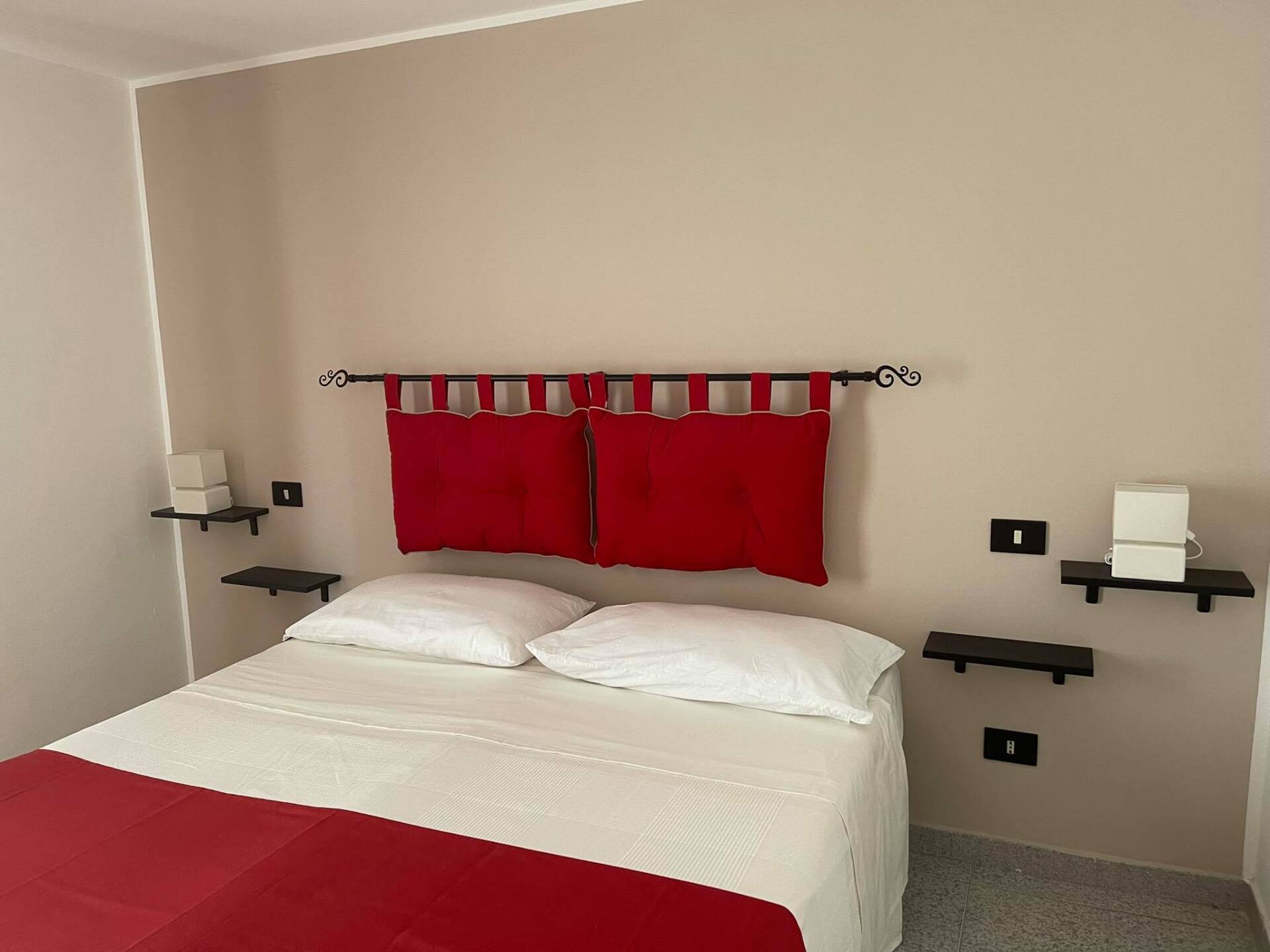 camera B&B Camaria rossa con letto matrimoniale