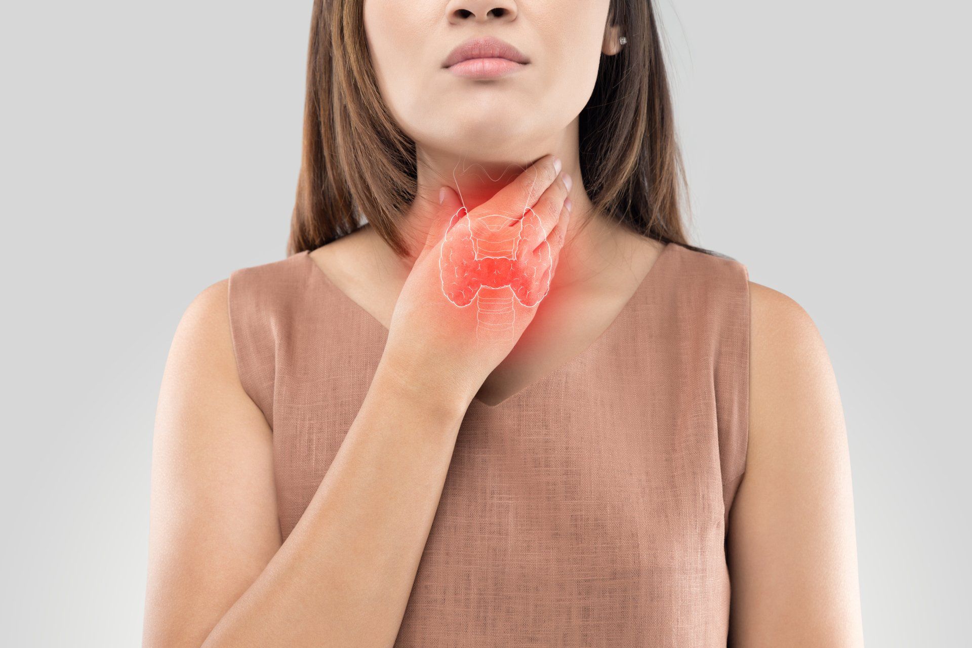 Woman with hand on her neck, indicating pain, with red highlighting around the throat.
