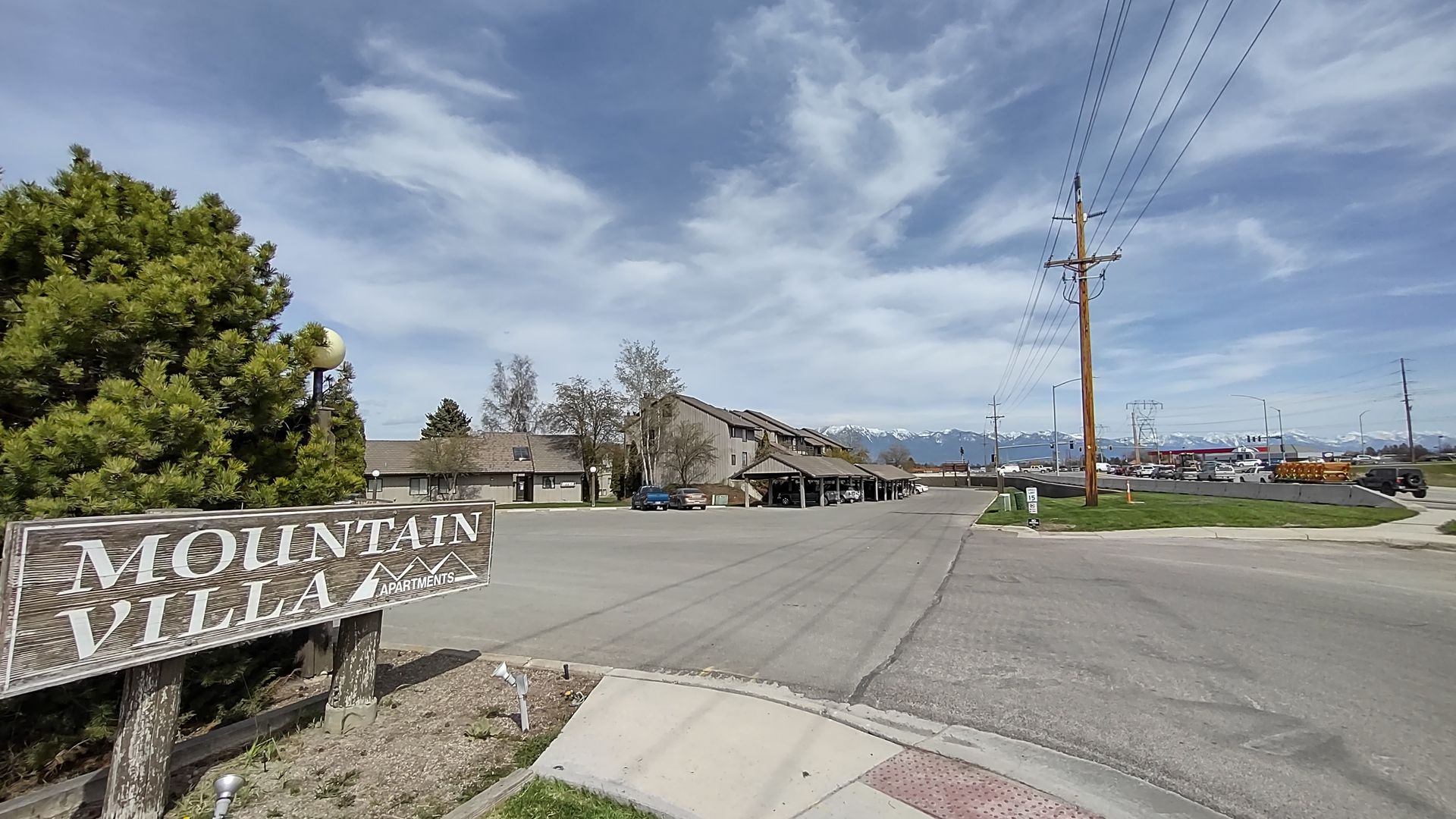 A wooden sign that says mountain villa on it