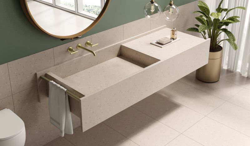 Encimera de cuarzo beige con patrones moteados, logotipo “Tracer” en la esquina.