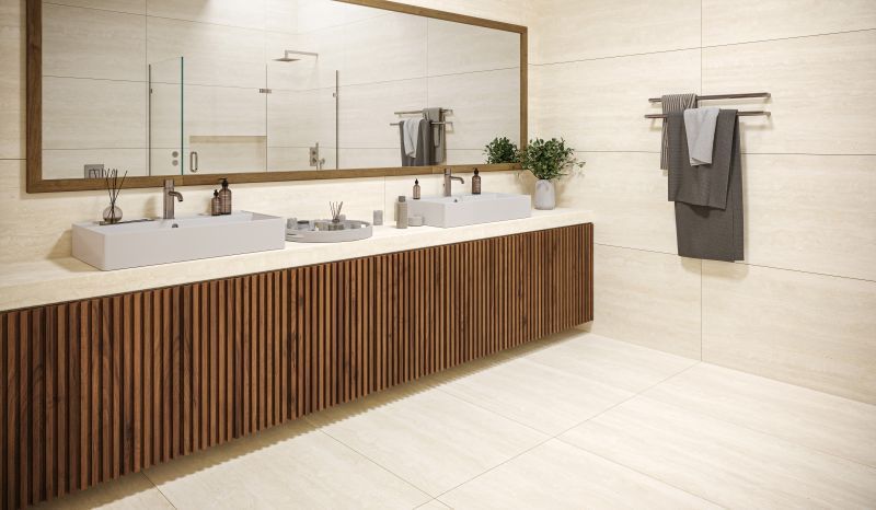 Azulejo rectangular de color beige con vetas verticales, posiblemente de piedra o mármol.