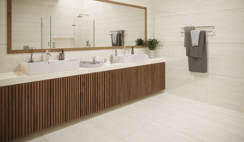 Azulejo de travertino beige con estrías verticales, que muestra la textura de la piedra natural.