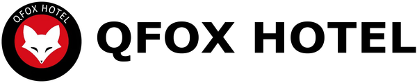 QFOX HOTEL 的標誌是紅色圓圈內的白色狐狸臉，圓圈外是黑色邊框，旁邊寫著「QFOX HOTEL」字樣。
