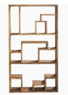 Scaffalatura geometrica in legno con scomparti rettangolari asimmetrici su sfondo bianco.