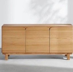 Credenza in legno in stile metà secolo con tre ante su gambe corte, su sfondo bianco.