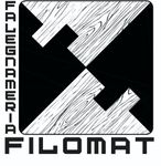 Cartoncino bianco con logo FILOMAT nero e disegno geometrico a forma di montagna.