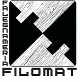 Cartoncino bianco con logo FILOMAT nero e disegno geometrico a forma di montagna.