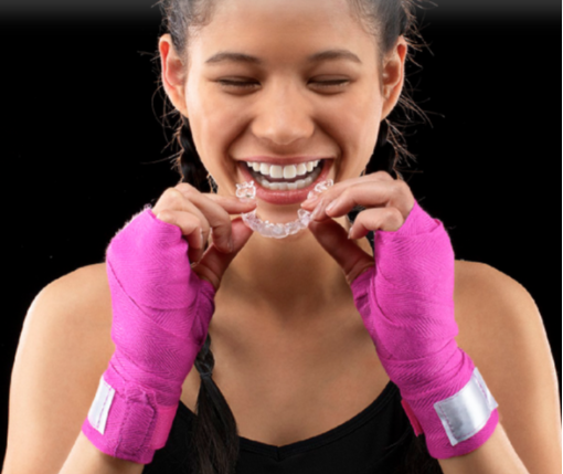 Alinhadores transparentes Invisalign, feitos com material SmartTrack Alinhadores transparentes Invisalign, feitos com material SmartTrack