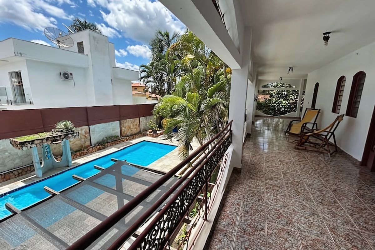 Há uma grande piscina no quintal de uma casa.