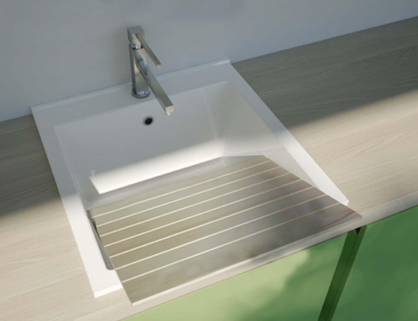 Un lavello da cucina con uno scolapiatti in legno sottostante