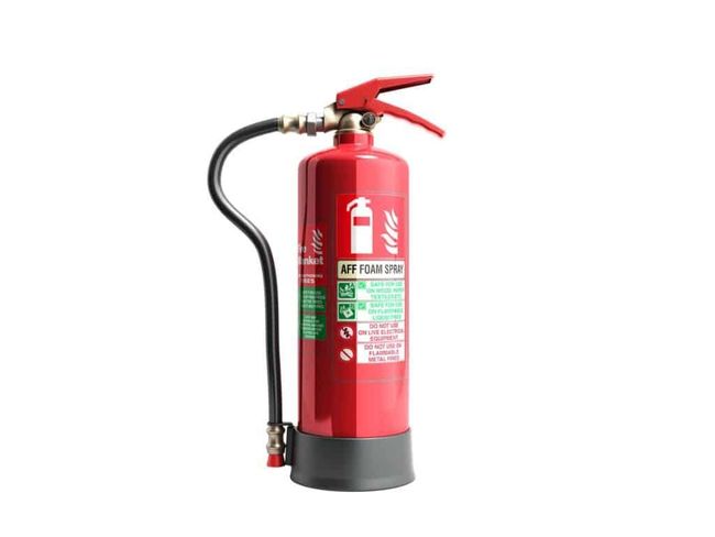 Estintore rosso con tubo e maniglia neri, su una base grigia.