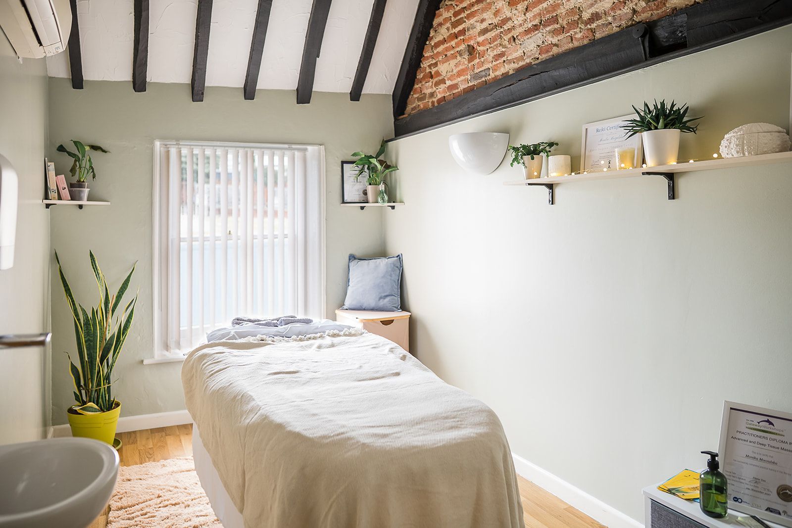 Beauty rooms to rent