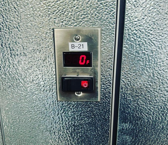 An elevator button with the number 0 on it