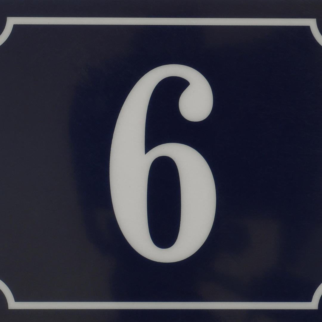 Een wit cijfer 6 op een donkerblauw rechthoekig bord met een dunne witte rand.