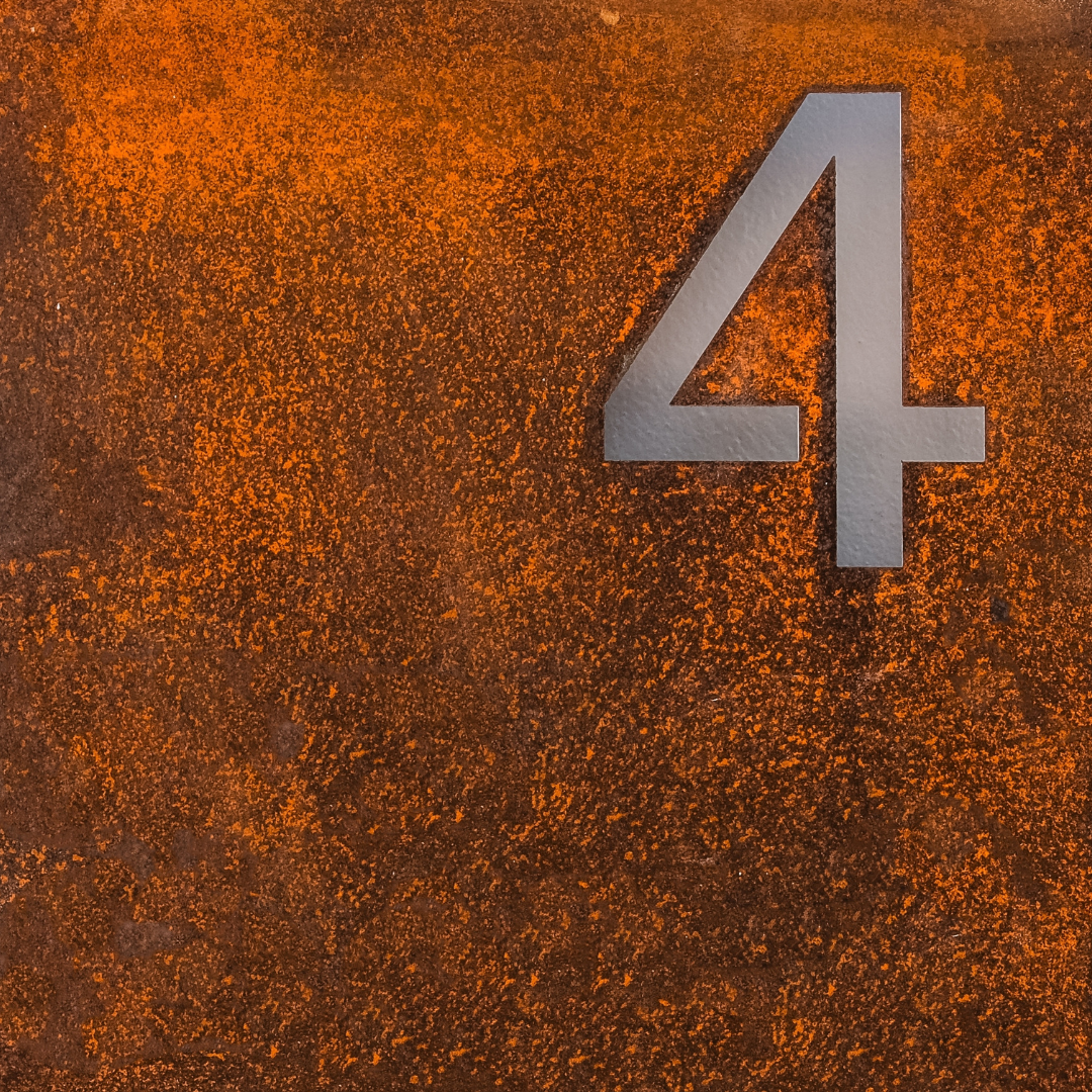 Grijze cijfer 4 op een oranje, gestructureerde achtergrond.