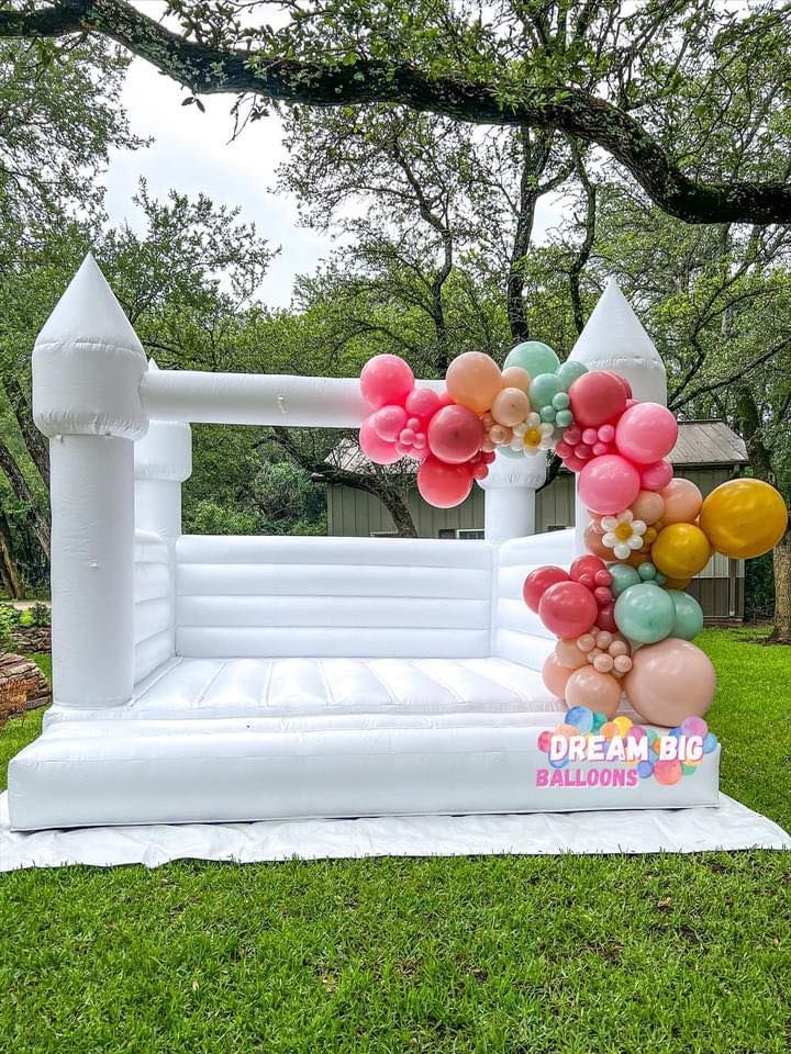 bounce house balloon decor