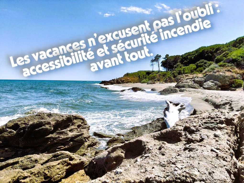 Paysage marin avec texte : « Les vacances n'excusent pas les oublis : l'accessibilité et la sécurité incendie avant tout ».