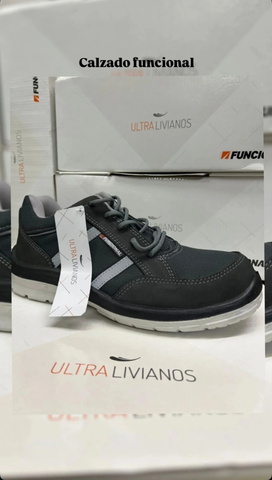 Zapatilla deportiva negra en una caja blanca con la etiqueta “ULTRA LIVIANOS” y el texto “Calzado funcional” en la parte superior.