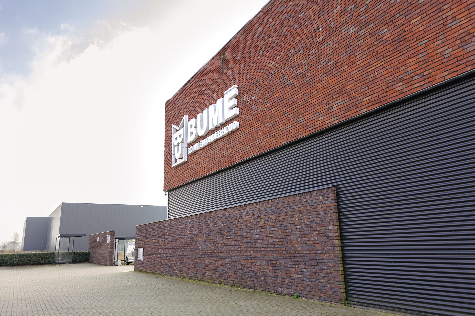 De buitenkant van een bakstenen gebouw met het 