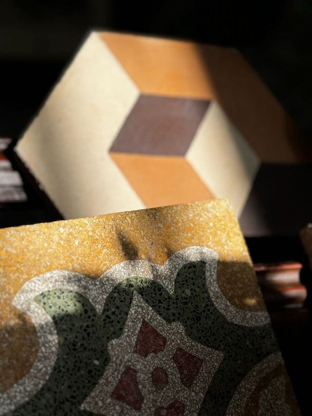 Primo piano di una piastrella con un motivo geometrico.