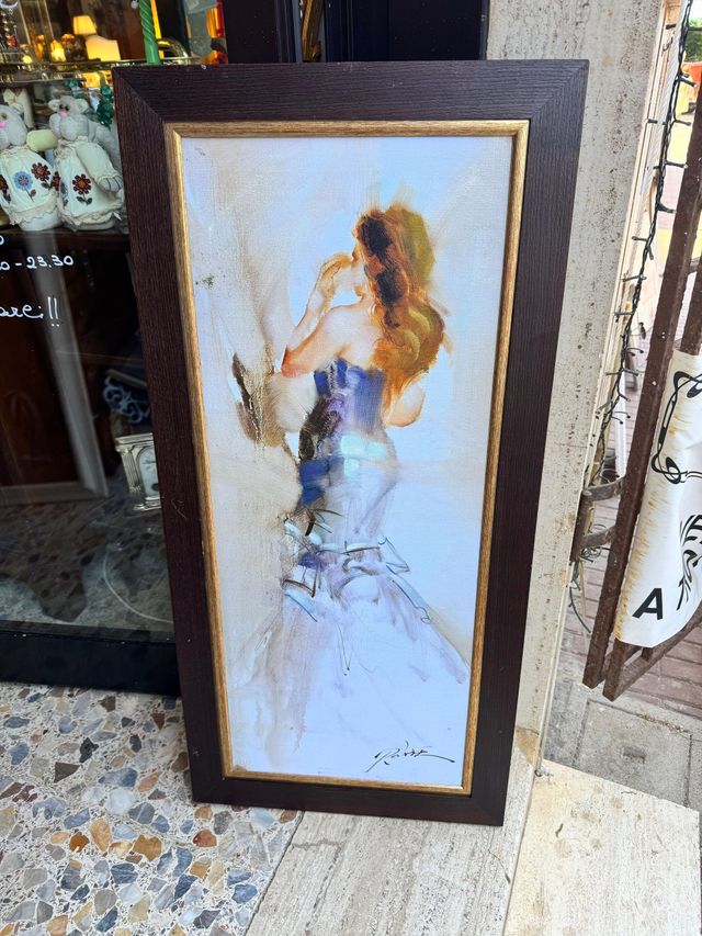 Un dipinto incorniciato di una donna in abito bianco