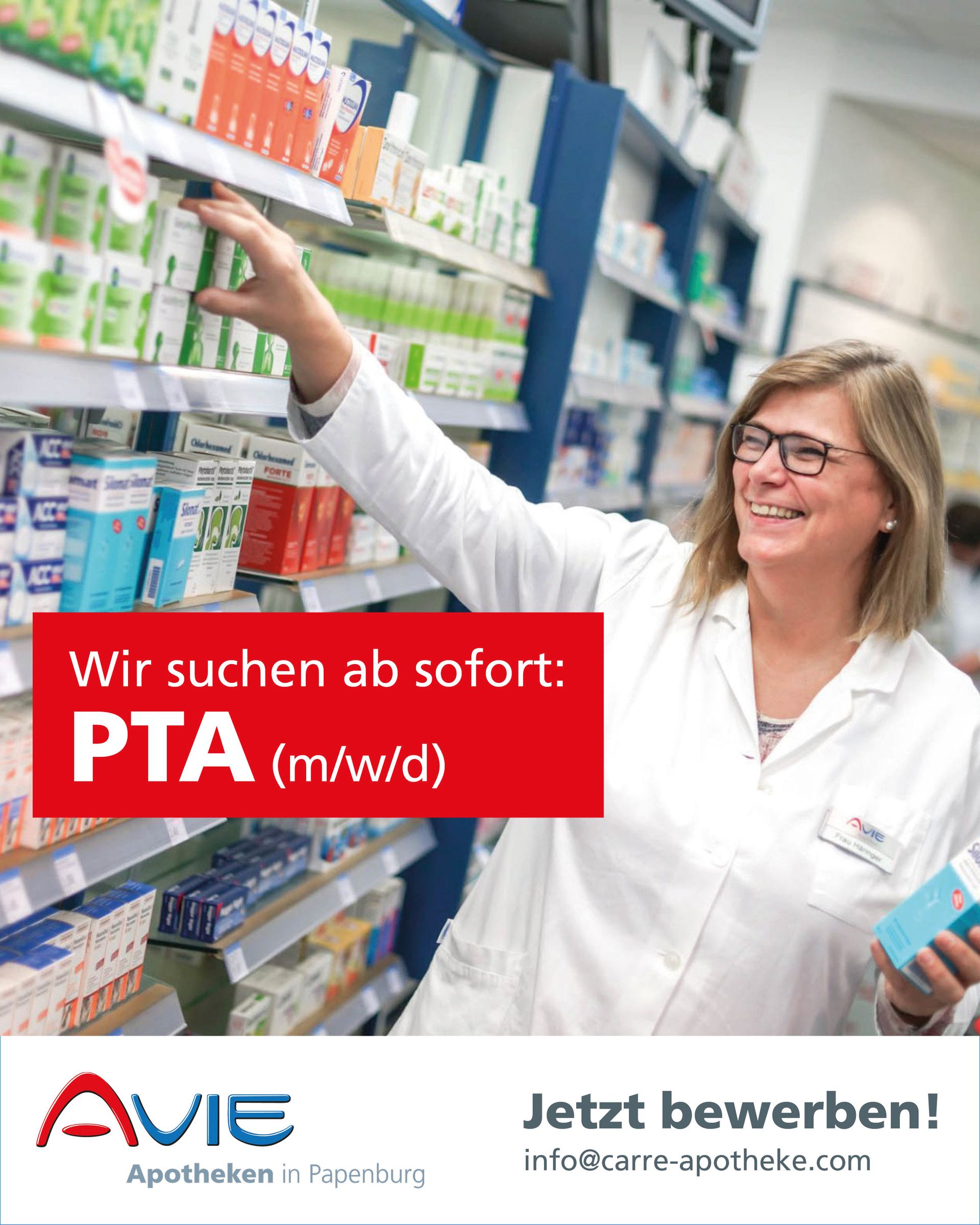 Eine Frau greift in einer Apotheke nach einer Flasche