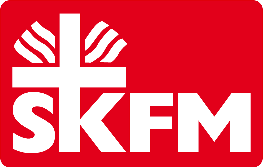 Ein rotes Schild mit einem weißen Kreuz und dem Wort skfm darauf