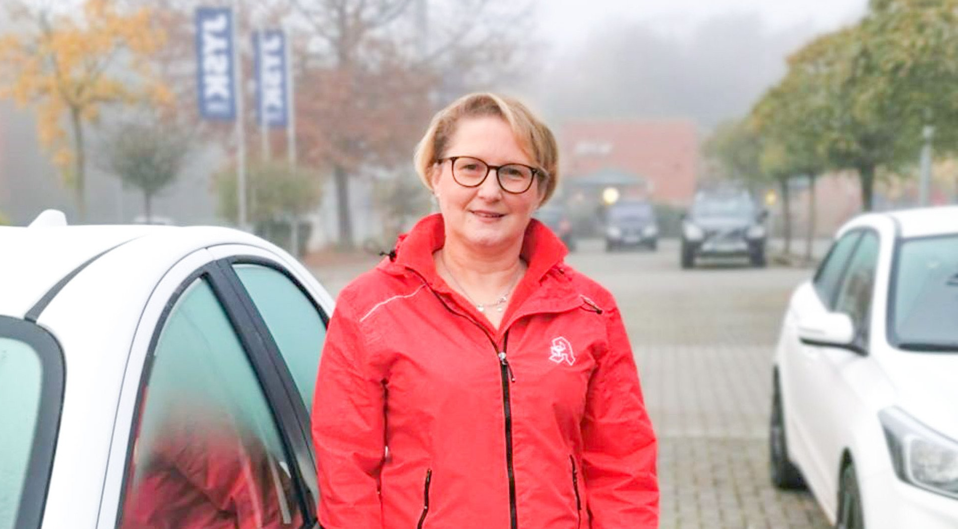 Portrait von Manuela Muchall an einem Auto