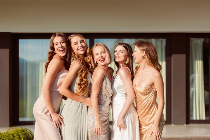 Un gruppo di donne in abito stanno posando per una foto.