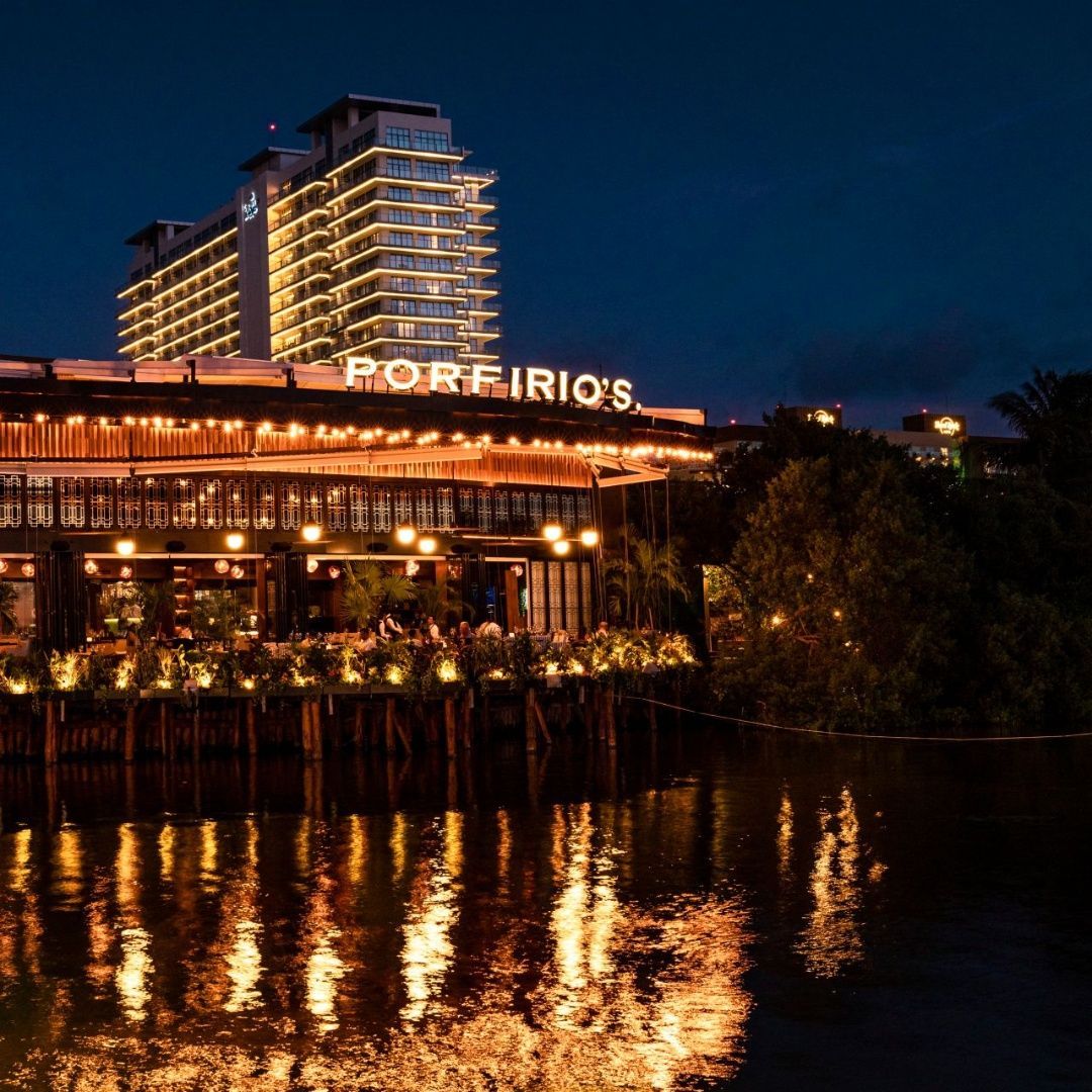 A large building with the word porfirio 's on it