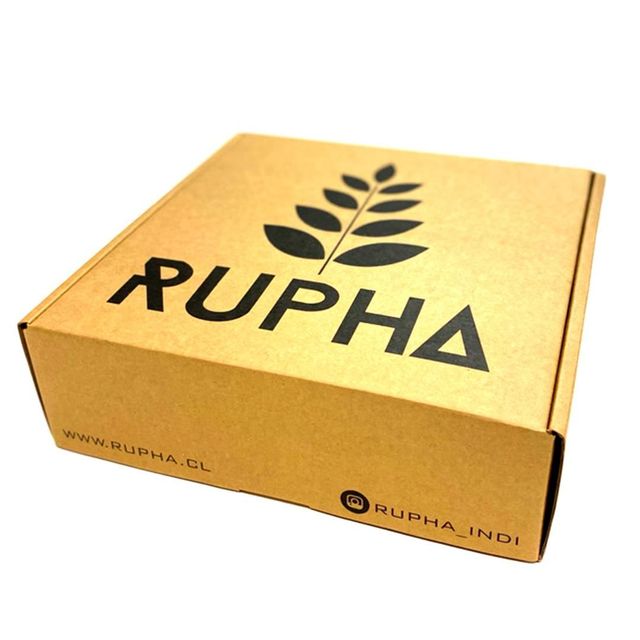 Caja amarilla del producto RUPHA con logotipo negro y diseño de hoja sobre fondo blanco.