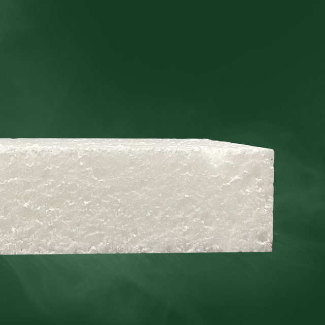 Bloco de espuma texturizada branca sobre fundo verde escuro