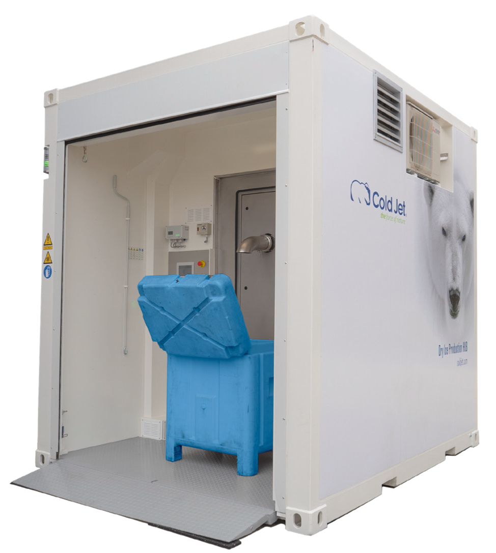 Compactador de lixo branco com porta frontal aberta e lixeira azul no interior.