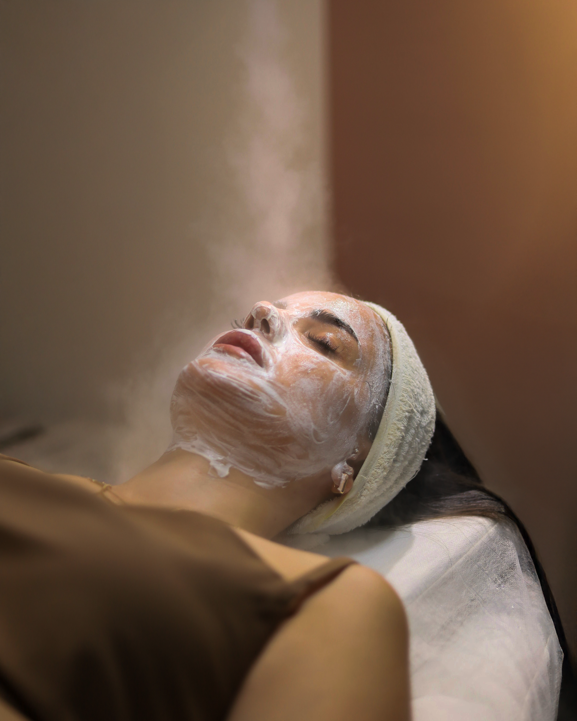 Profesional de estética realizando un tratamiento facial personalizado