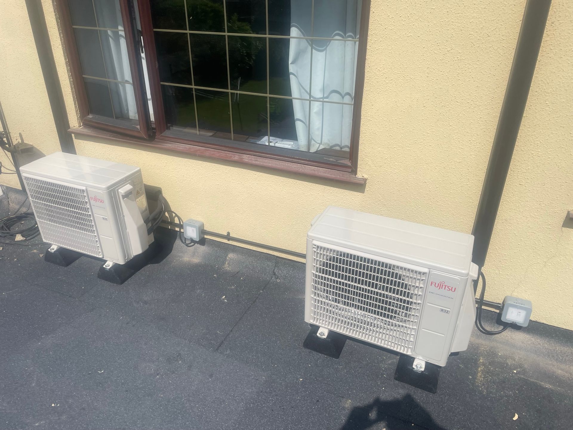 Condensers installed on antivibration feet on a flat roof