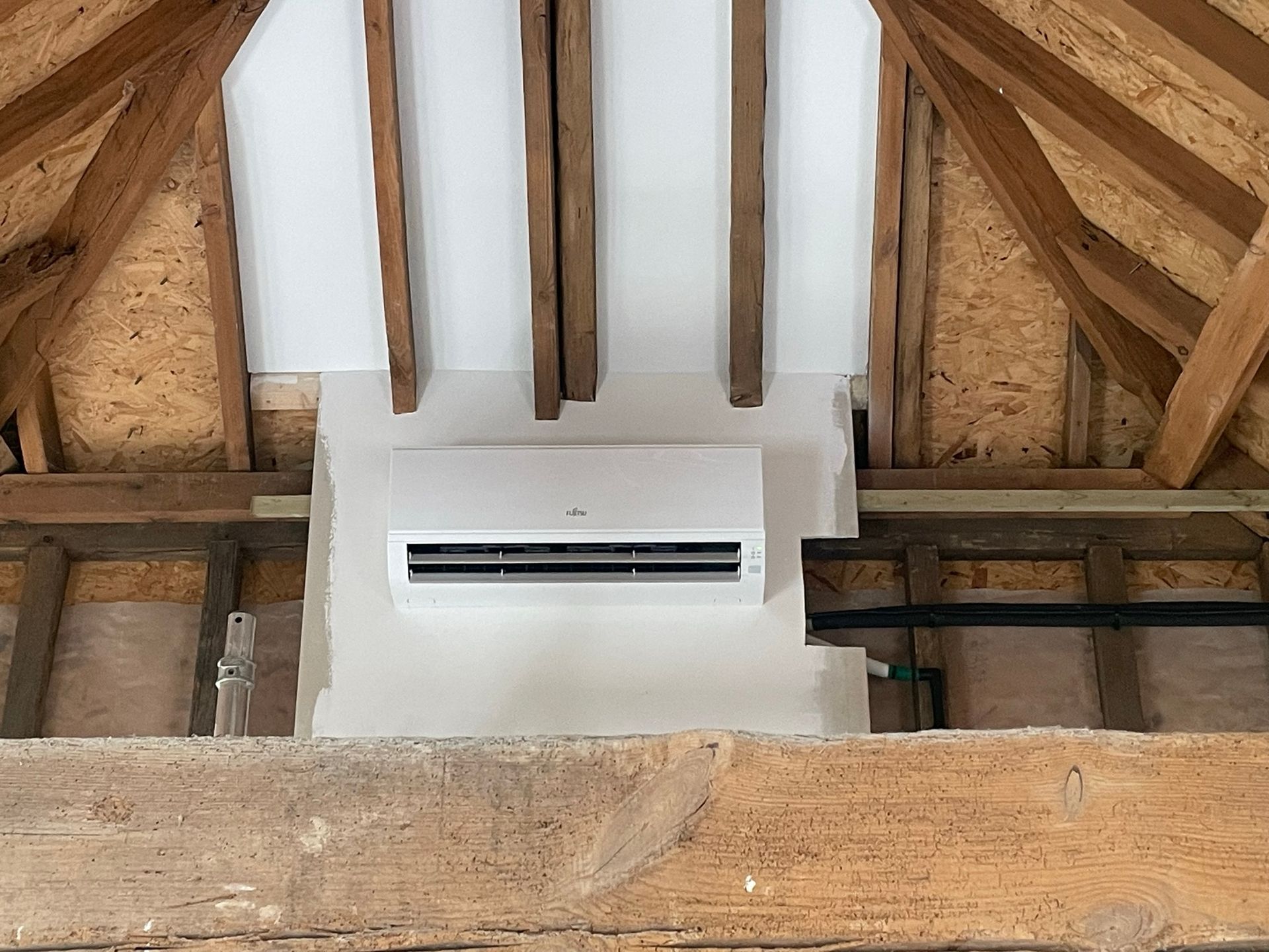 Mitsubishi Electric wall mount installed with pipework running inside the walls