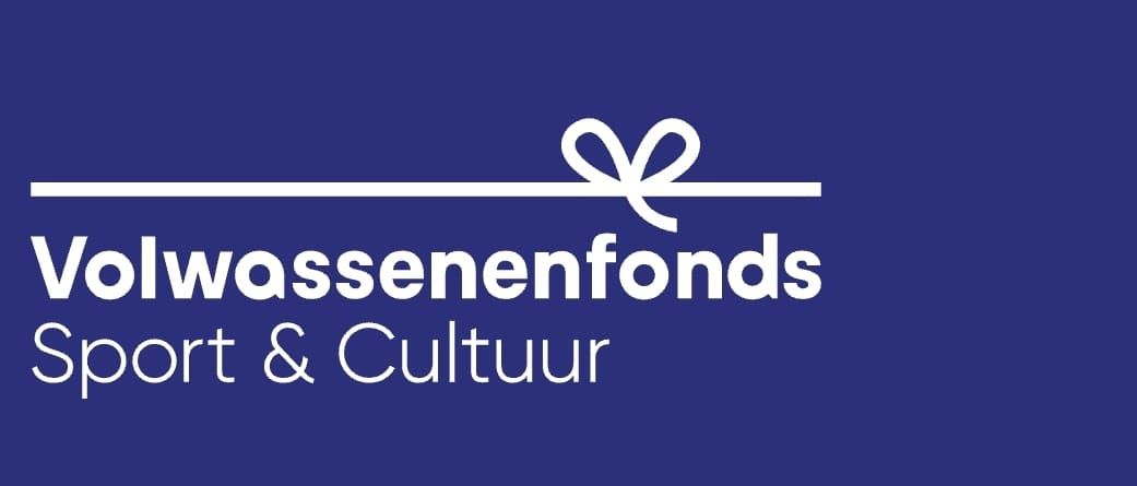Logo voor Volwassenenfonds Sport & Cultuur in wit op een donkerblauwe achtergrond